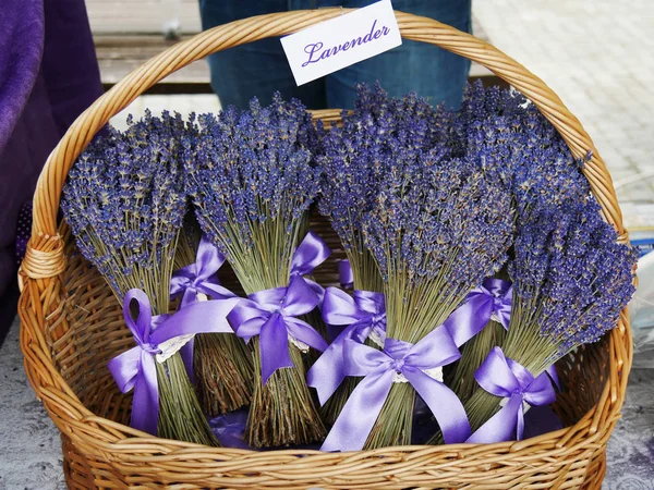 Ramos de flores de lavanda seca en una canasta de mimbre —  Fotos de Stock