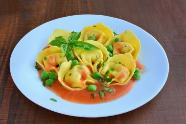 Peynir ve domates soslu makarna tortelloni dolması