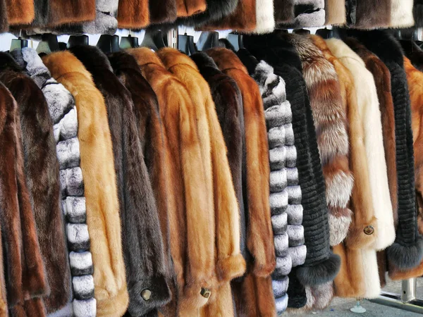 Manteaux de fourrure de luxe suspendus sur rack — Photo