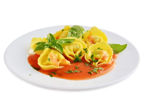 Tortelloni täytettyä pastaa juustolla ja tomaattikastikkeella — kuvapankkivalokuva