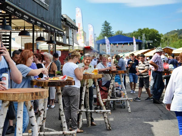 İnsanlar lokanta masalarında yemek.