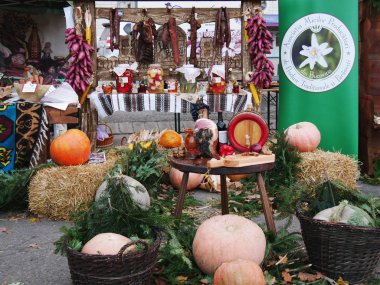 Bitkileri ve geleneksel yemekleri. Rozeti Metin Çeviri: küçük Üreticileri Birliği'nden Bucovina - geleneksel halk ürünleri