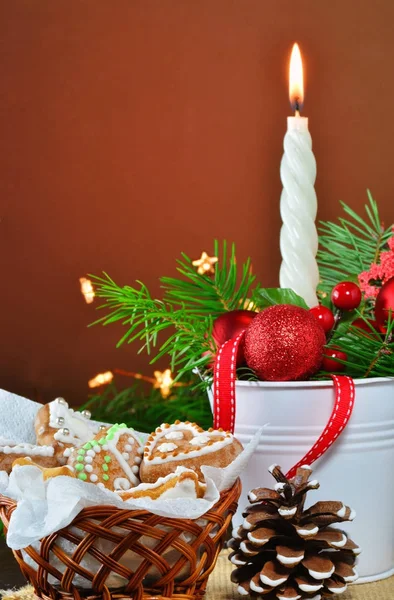 Vánoční pozadí, blahopřání s hořící svíčkou — Stock fotografie