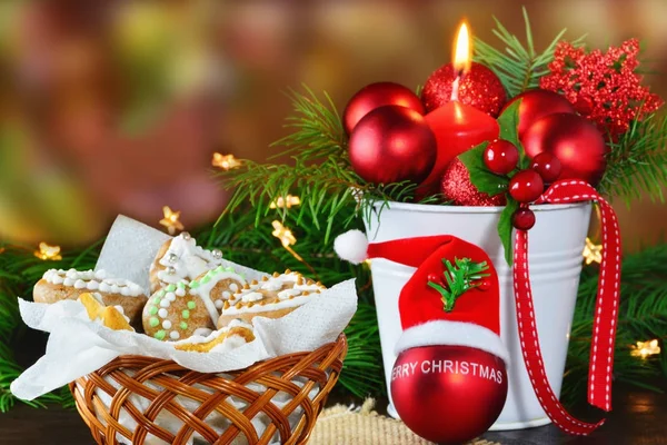 Weihnachten Hintergrund, Grußkarte mit brennender Kerze und Lebkuchen — Stockfoto