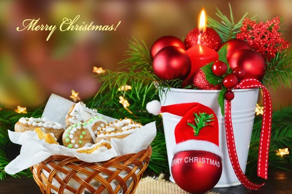 क्रिसमस पृष्ठभूमि, जलती हुई मोमबत्ती और अदरक कुकीज़ के साथ ग्रीटिंग कार्ड — स्टॉक फ़ोटो, इमेज