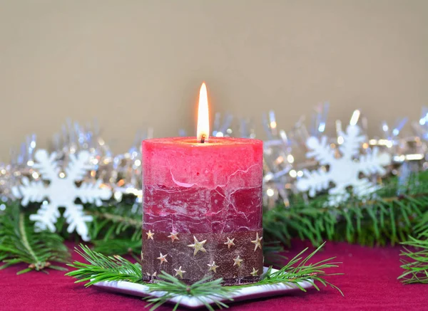 Vela ardiente roja con decoraciones navideñas, ramas de abeto —  Fotos de Stock
