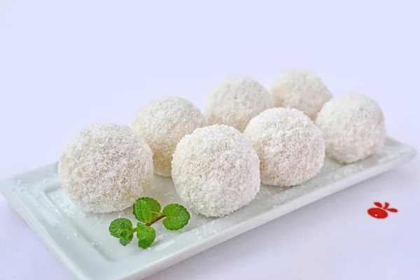 Czekoladowe kulki kokosowe biały — Zdjęcie stockowe