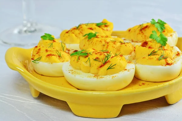 Ďábelská vejce na žlutém servírovací talíř — Stock fotografie