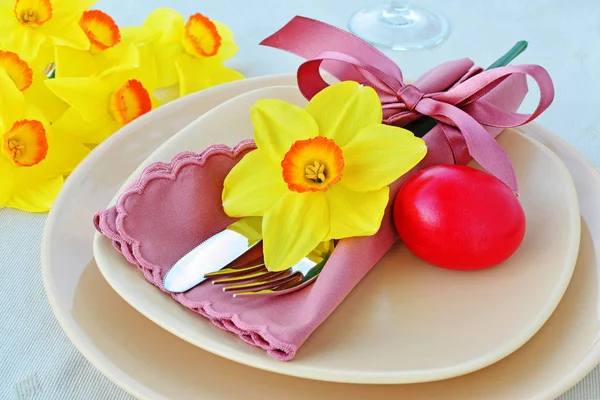 Apparecchiatura tavola pasquale con uovo rosso tinto — Foto Stock