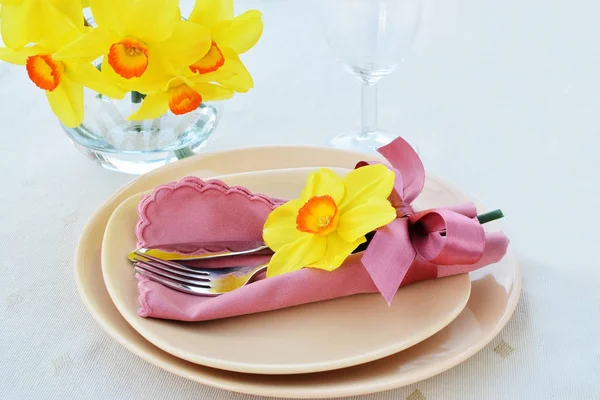 Instelling van de tabel van de lente met gele narcissen — Stockfoto