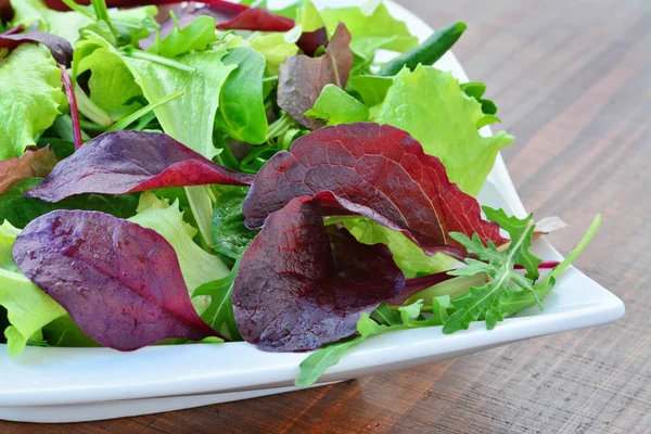 Salade de printemps de légumes verts mélangés en gros plan — Photo