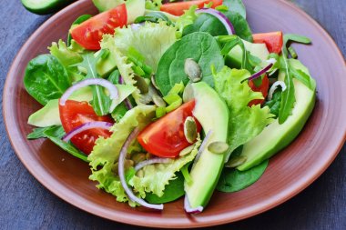 Yeşil yapraklı sebze salatası attı