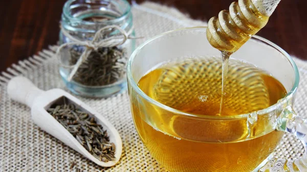 Cumin seed tea with honey for weight loss closeup — Stock Photo, Image