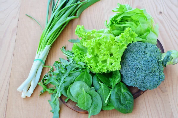 Čerstvá listová zelenina, brokolice, hlávkový salát, rukola, salát — Stock fotografie