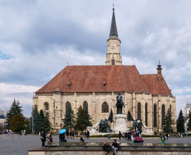 Michael's Kilisesi Matthias Corvinus monunemt ile 