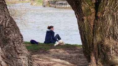 Genç bir kadın ve köpeğini nehrin orada sakin ol