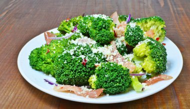 Brokoli Salatası pastırma, parmesan ve sarımsak ile