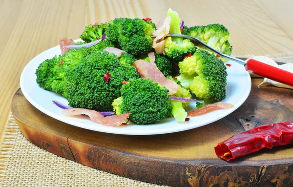 Ensalada de brócoli con tocino, frío y ajo — Foto de Stock