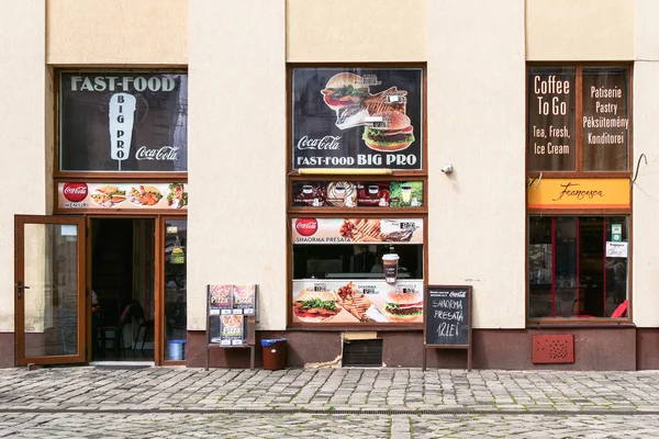 Ресторан быстрого питания с открытыми окнами — стоковое фото