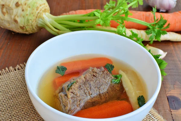 Caldo de ternera transparente, caldo de hueso, caldo con carne y verduras — Foto de Stock