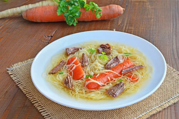 Bouillon de boeuf clair ou bouillon de poulet aux nouilles et légumes — Photo