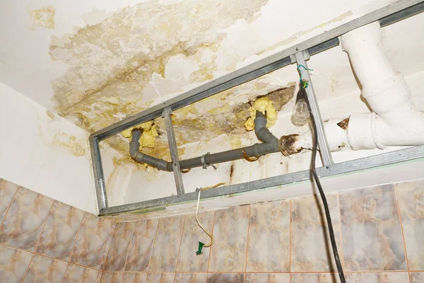 Poškození vodou v koupelně byt strop, záplavy od nahoře souseda — Stock fotografie