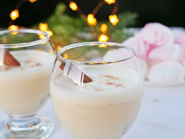 Gözlüklü eggnog Noel ışıklarıyla — Stok fotoğraf