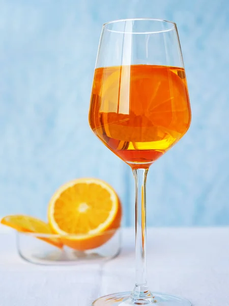 Coquetel Aperol Spritz com fatias de laranja — Fotografia de Stock