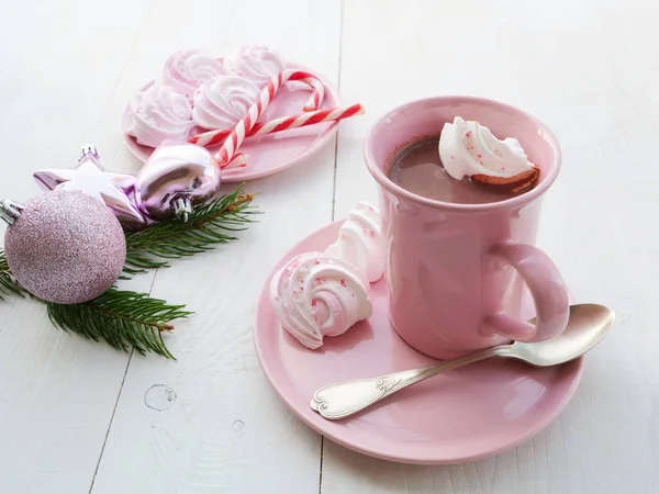 Чашка какао с мятным печеньем безе — стоковое фото
