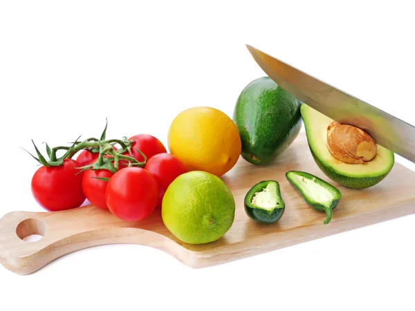 Guacamole Avocado verteilt Zutaten auf Holzbrett auf weißem Hintergrund — Stockfoto