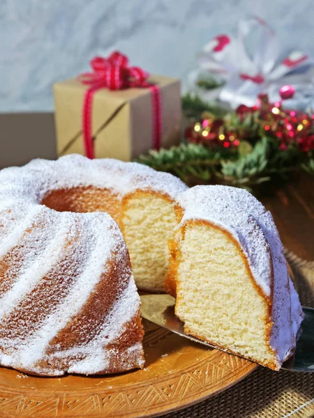 Tarta de vainilla en rodajas, primer plano gugelhupf en bandeja de madera — Foto de Stock