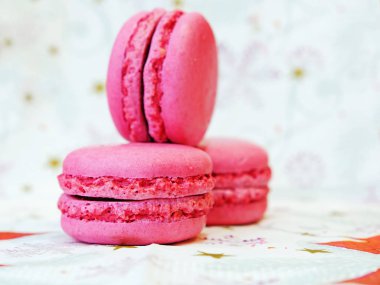 Fransız Makaronları, ahududu aromalı badem unlu kurabiyeler.