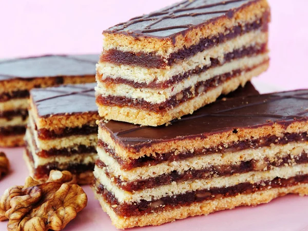 Ungarische Gerbeaud geschichteten Kuchen mit Walnuss-Marmelade-Füllung, bedeckt mit Schokolade (zserbo szelet) lizenzfreie Stockfotos