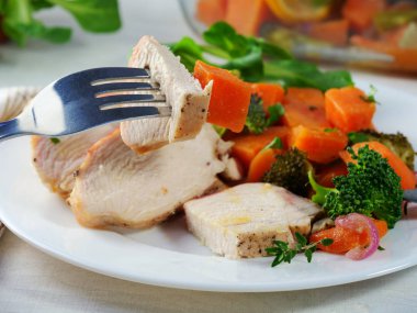 Kızarmış tavuk göğsü ve çatallı tatlı patatesle akşam yemeği.