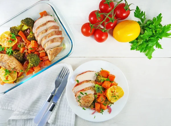 白い皿の上でサツマイモや野菜と鶏の胸肉を揚げ. — ストック写真