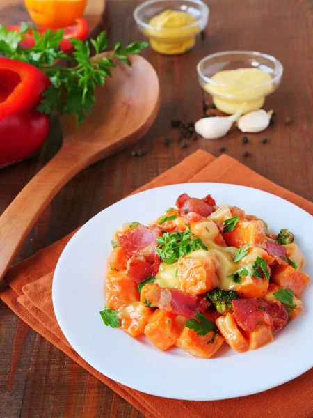 Zoete aardappelsalade met zelfgemaakte romige honing-mosterd mayo dressing op bord, verticaal — Stockfoto
