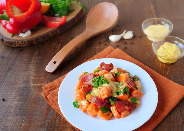 Zoete aardappelsalade met zelfgemaakte romige honing-mosterd mayo dressing op bord — Stockfoto