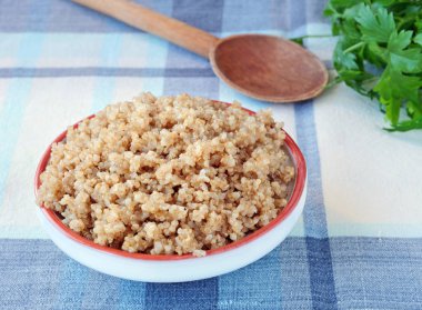 Masadaki beyaz kasede kinoa tohumları pişirdim.