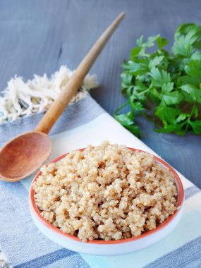 Masadaki beyaz kasede dikey olarak kinoa tohumları pişirdim.