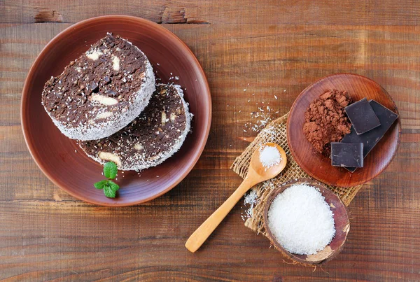 Chocolate biscuit salami with walnuts and coconut flakes — Zdjęcie stockowe