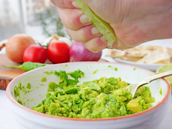 Die Hand Des Kochs Drückt Den Saft Einer Halben Limette — Stockfoto