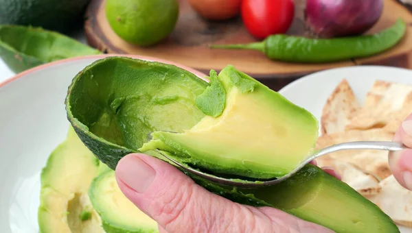 Chef Hält Die Hälfte Einer Entsteinten Avocado Der Hand Und — Stockfoto