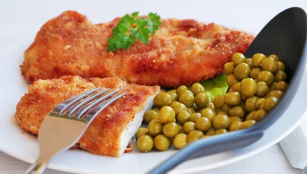 Servir Guisantes Verdes Con Una Cuchara Silicona Negra Plato Pechuga — Foto de Stock