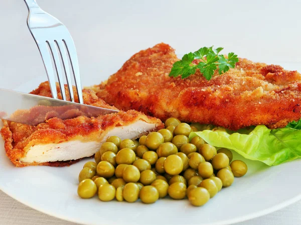 Çatal Bıçakla Kızarmış Tavuk Pirzolası Kesmek Ekmekli Tavuk Göğsü Yeşil — Stok fotoğraf
