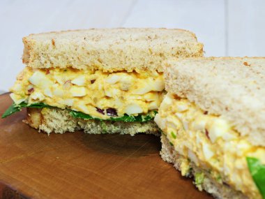 Tahtada yumurtalı sandviç.