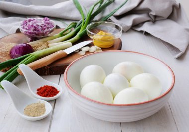 Haşlanmış yumurta, baharat ve malzemelerle yumurta salatası yapıyorum.