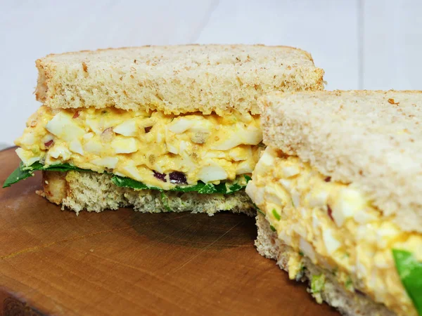 Tahtada yumurtalı sandviç.