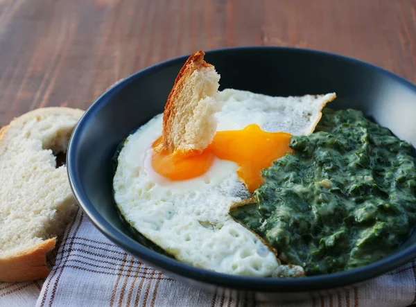 Spinaci Alla Panna Con Uovo Fritto Ciotola Sul Tavolo Legno Foto Stock