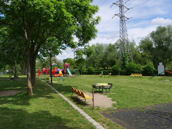 Covid Salgını Sırasında Boş Çocuk Parkı Banklar — Stok fotoğraf