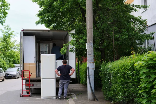 Romanya 'nın Cluj-Napoca kentinde 16 Mayıs 2020' de gerçekleşen Covid-19 pandemik tecrit sırasında ev eşyaları bir minibüsten indiriliyor.